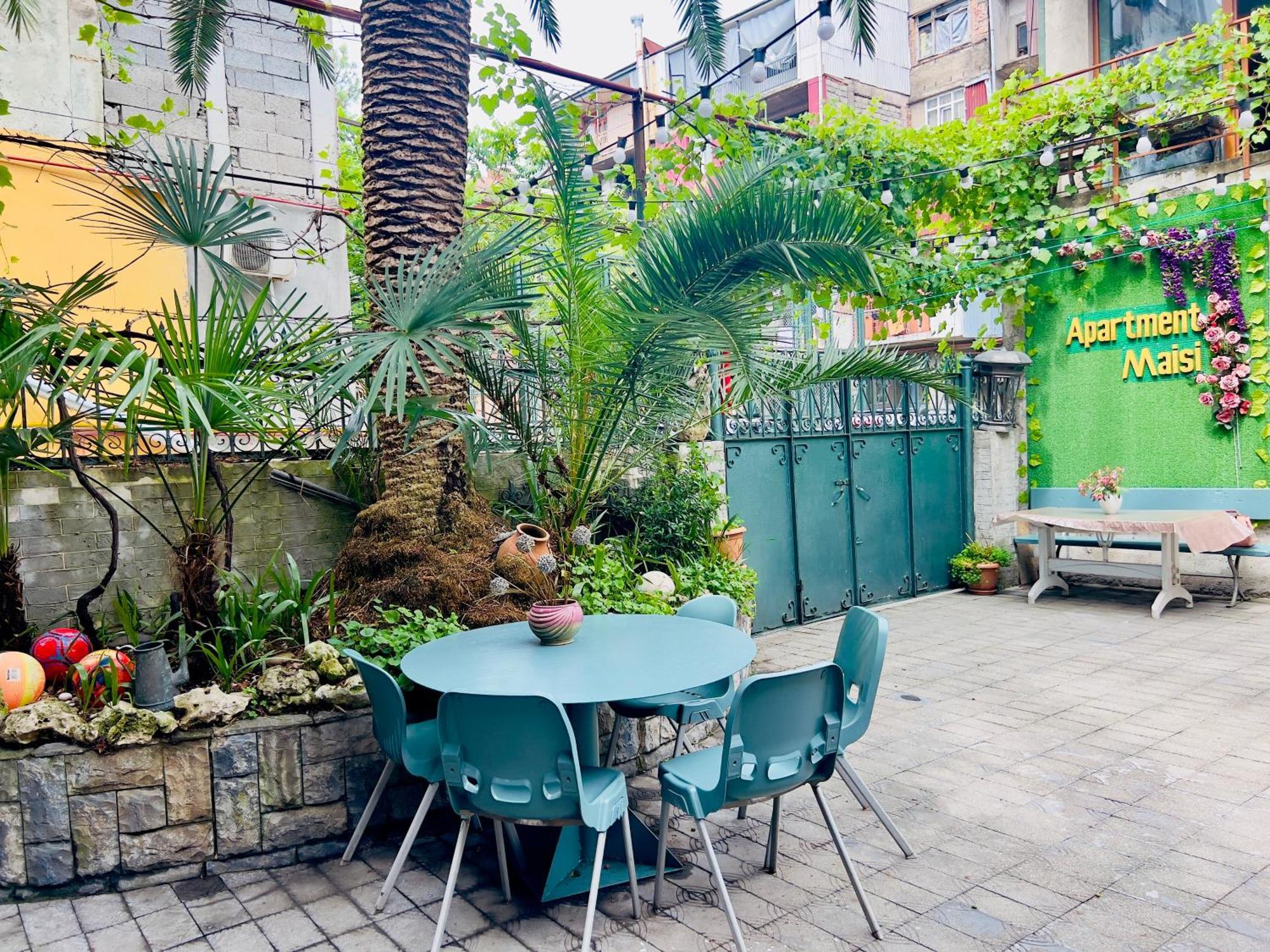 Apartment Maisi Batumi Exteriör bild